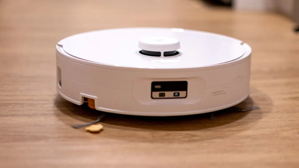 Roborock's Qrevo Curv 2 Flow Is the Ultimate Robot Mop—If You Don’t Have Corners or Walls